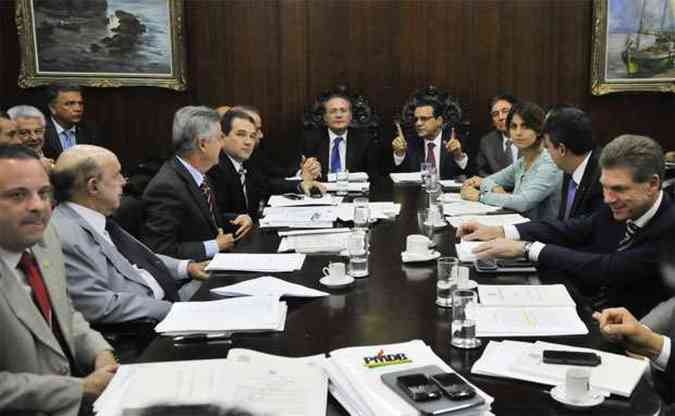 Os presidentes do Senado, Renan Calheiros, da Cmara dos Deputados, Henrique Eduardo Alves, e lderes partidrios durante reunio sobre rito de apreciao de vetos presidenciais no Congresso Nacional (foto: Jos Cruz/ABr)