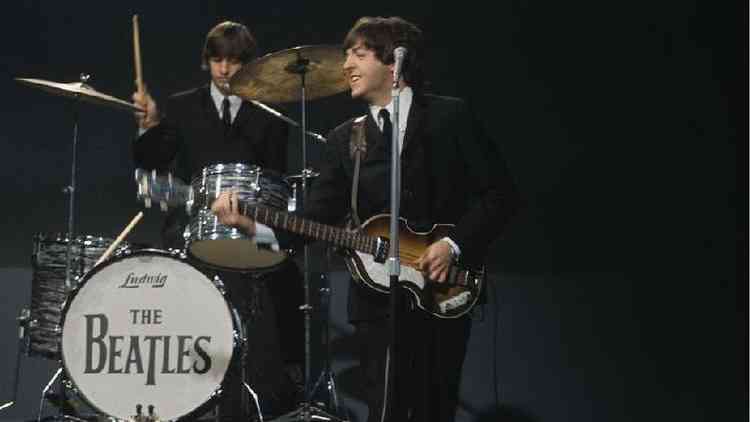 Ringo Starr e Paul McCartney no palco durante gravao do programa musical de televiso da American Broadcasting Company (ABC) 'Shindig!'  no Granville Studios em Fulham, Londres, em 3 de outubro de 1964