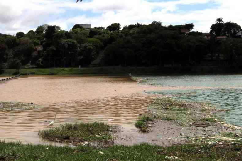 Lagoa da Pampulha, em BH, com duas fases: uma marrom e outra esverdeada