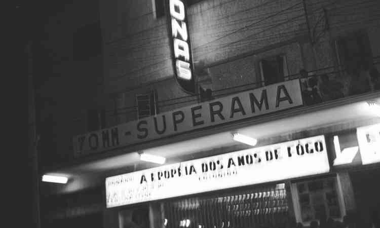 Cine Amazonas, sala de bairro, tinha 1,2 mil assentos e anunciava projees em Superama