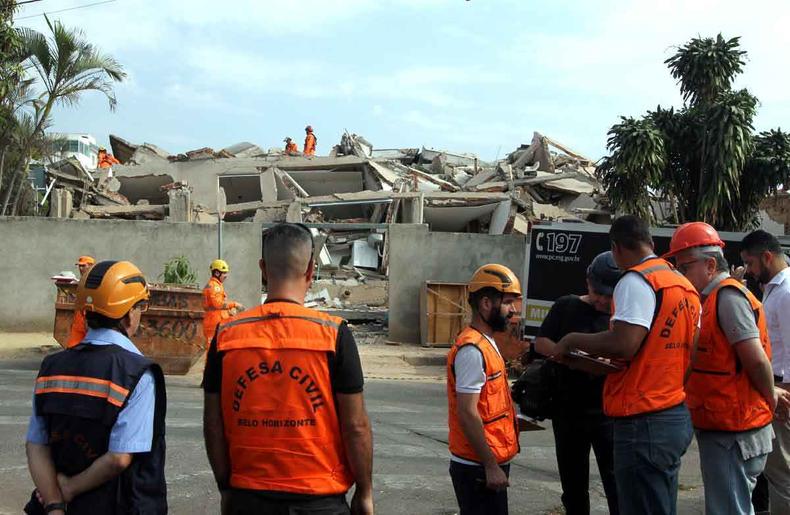 (Belo Horizonte - MG. Prdio de cinco andares em fase final de acabamento desaba sobre na madrugada de quarta-feira (21/9), no Bairro Planalto, Regio Norte de Belo Horizonte)