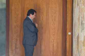 O deputado Paulinho da Fora chega a residncia do presidente da Cmara, Eduardo Cunha aps ministro do STF Teori Zavascki deferir em liminar a suspenso de seu mandato parlamentar e seu afastamento da presidncia da Cmara dos Deputados(foto: Jos Cruz/Agncia Brasil)