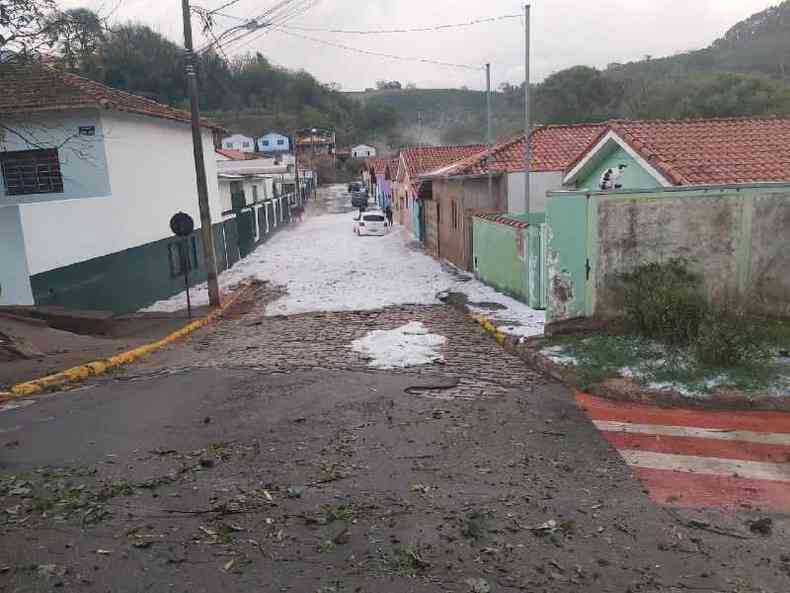 Acumulado de granizo na cidade de Cabo Verde, no Sul de Minas