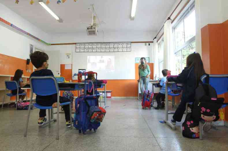 Alunos puderam rever professores e colegas depois de um ano e meio(foto: Jair Amaral/EM/D.A.Press)