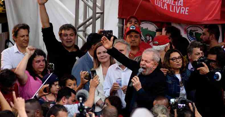 Cercado pela militncia e lideranas do PT, o ex-presidente Luiz Incio Lula da Silva deixou a carceragem da PF em Curitiba s 17h42 e discursou logo depois (foto: HENRY MILLEO/AFP)