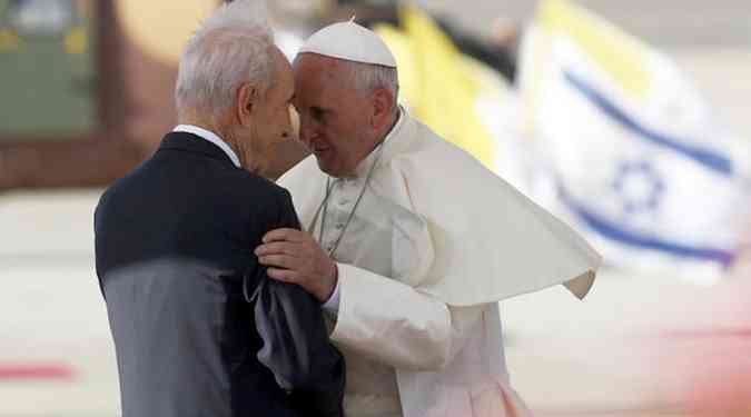  Francisco foi recebido pelo presidente israelense, Shimon Peres(foto: David Buimovitch / AFP)