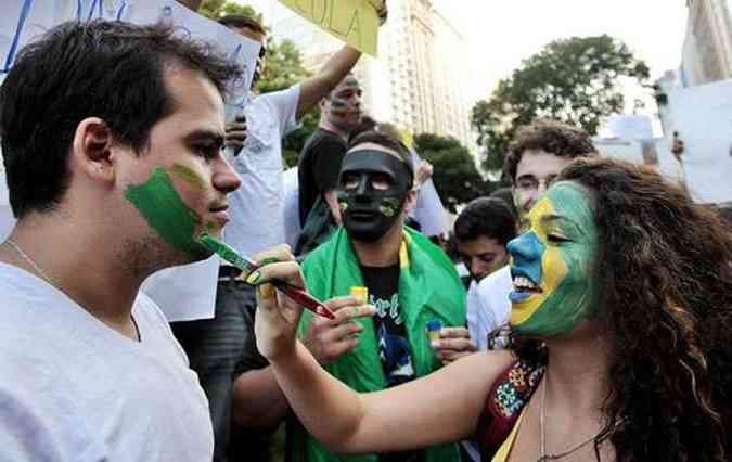 Manifestantes pintam os rostos com as cores do Brasil, antes do protesto que aconteceu ontem no Rio por melhor qualidade no transporte, contra a violncia policial e a corrupo(foto: Srgio Moraes/Reuters)