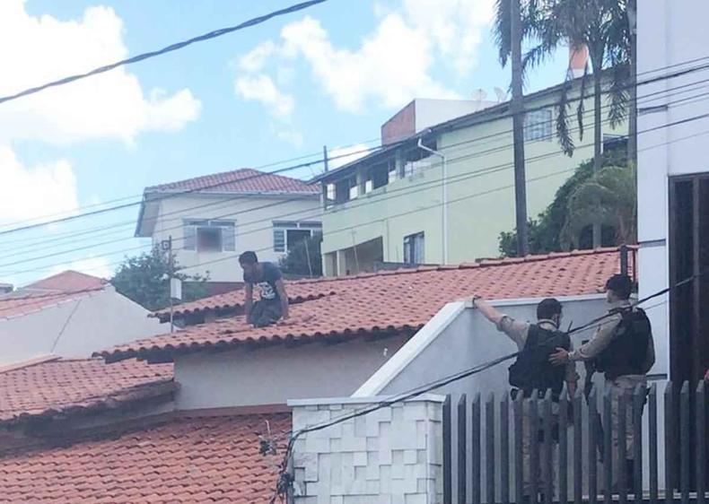 Homem de 32 anos foi preso em cima do telhado de uma casa