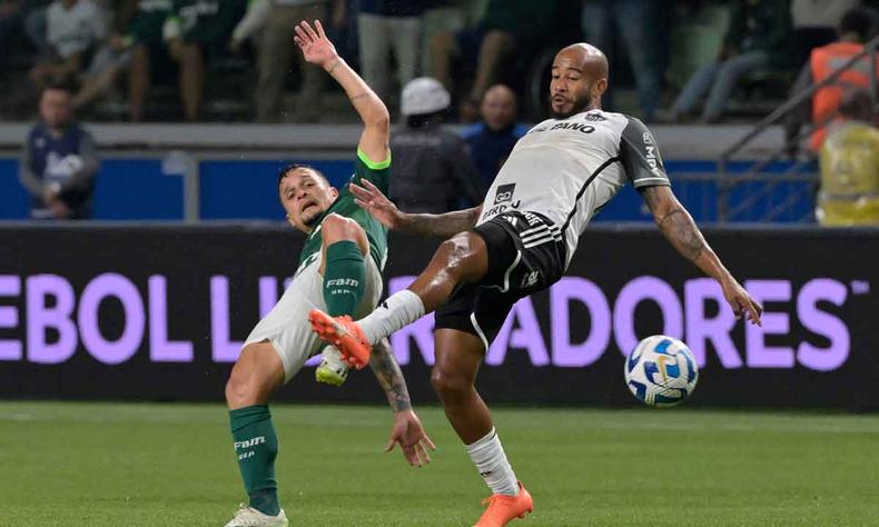 Em jogo acirrado no Allianz Parque pela Libertadores, Atltico reclamou de toque na mo do palmeirense Gabriel Menino, no marcado pelo rbitro