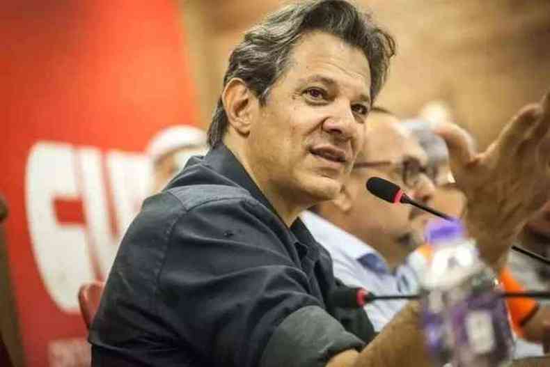 Haddad fala ao microfone em evento da CUT