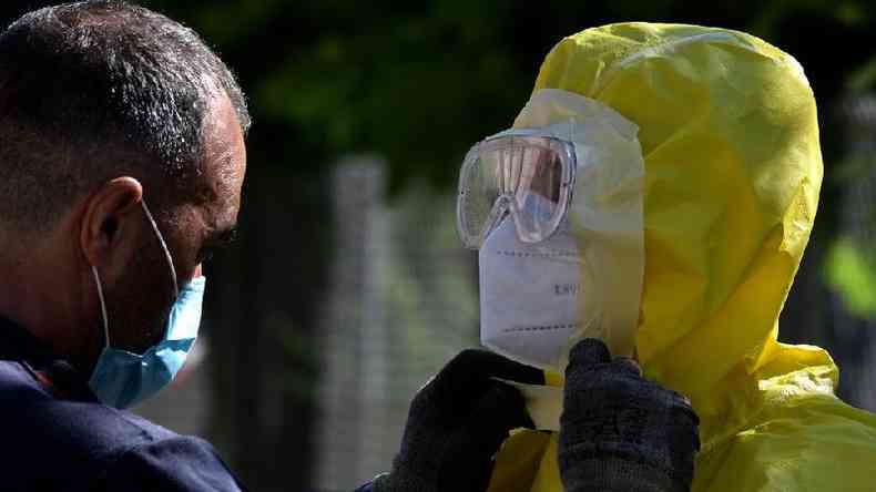 Esta equipe desinfetou uma casa de repouso para idosos na cidade de Teruel, no incio de agosto(foto: Getty Images)