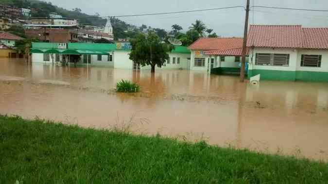 Rio Formoso transbordada e inunda TabuleiroPrefeitura de Tabuleiro / Divulgao