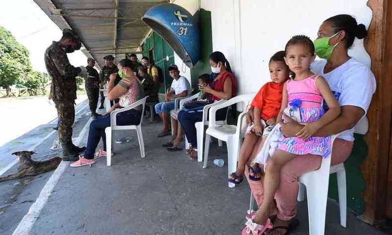 Pessoas esperam por atendimento mdico das Foras Armadas em Palmeiras do Javari, no Amazonas, fronteira com o Peru(foto: EVARISTO SA / AFP)