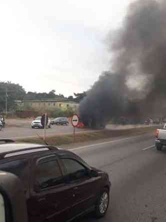 Manifestantes colocaram fogo em objetos na pista central(foto: Reproduo Tweet PRF MG)