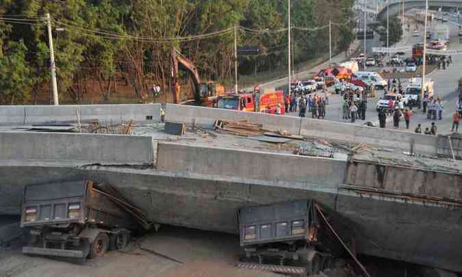 Colapso da estrutura que vitimou dois motoristas se deveu a uma srie de erros(foto: Leandro Couri/EM/D.A Press)