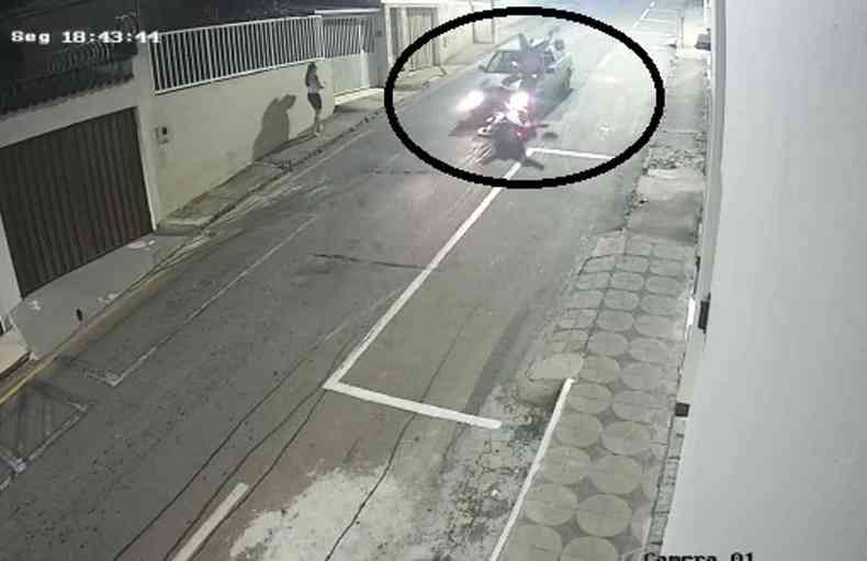 Carro e moto bateram de frente em avenida no Centro de Trs Coraes