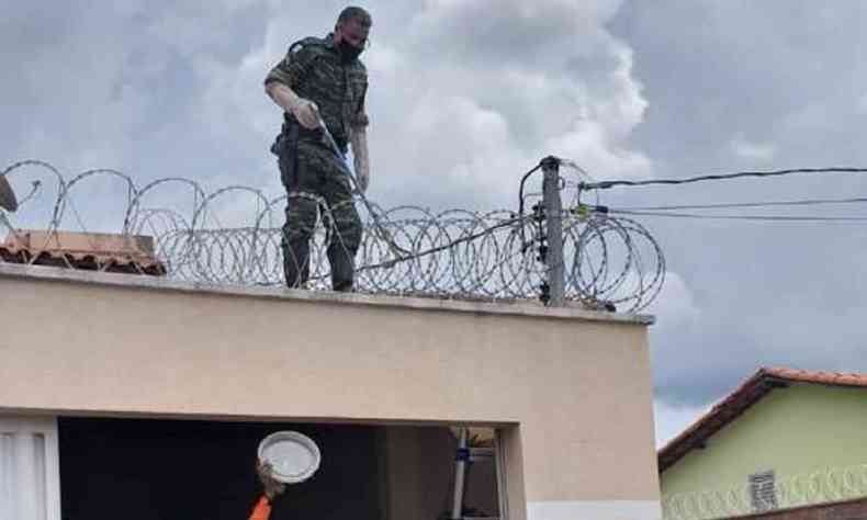 Policial captura cobra em concertina de casa em Ituiutaba 