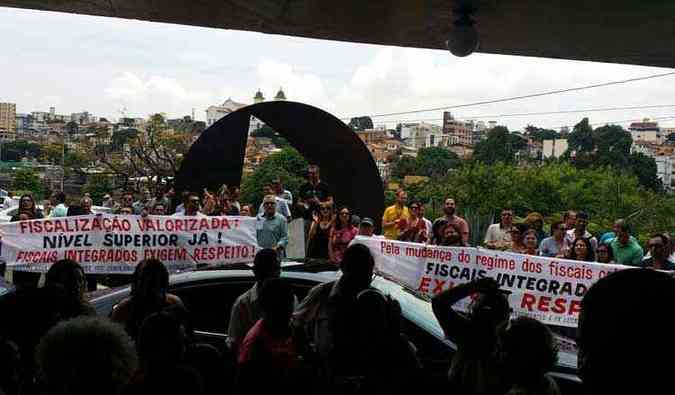 Protesto de fiscais na porta da Cmara Municipal de Belo Horizonte(foto: Edsio Ferreira/EM DA Press)