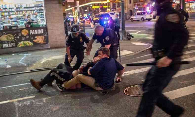 Conflitos entre policiais, saqueadores e manifestantes ocorreram por toda Nova York(foto: JOHN MOORE / GETTY IMAGES NORTH AMERICA / Getty Images via AFP)