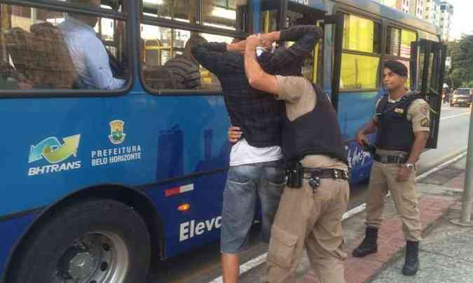 PM faz abordagem a suspeitos durante vigncia da operao(foto: Polcia Militar/Divulgao)