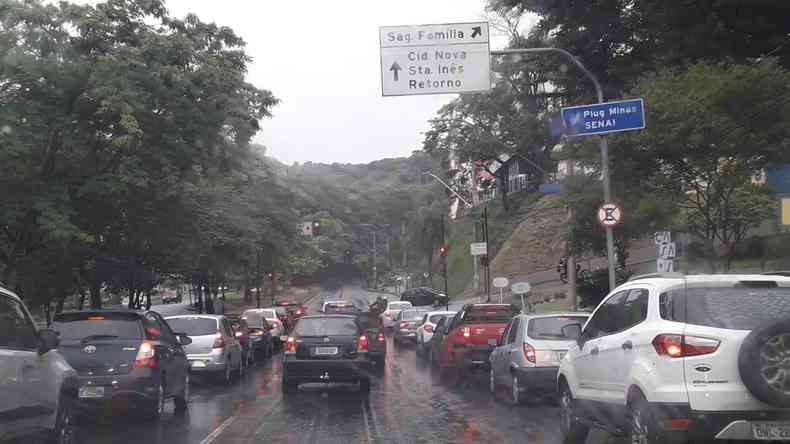Trnsito lento no Bairro Cidade Nova durante a chuva