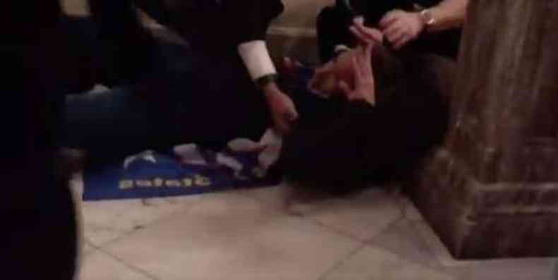 Vídeo mostra mulher baleada no chão do Congresso americano(foto: Reprodução Twitter)