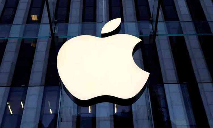 Logomarca da Apple em fachada de prdio