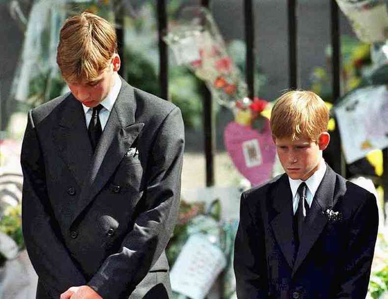 Imagens de William e Harry no funeral de Diana (foto: Adam BUTLER/AFP )