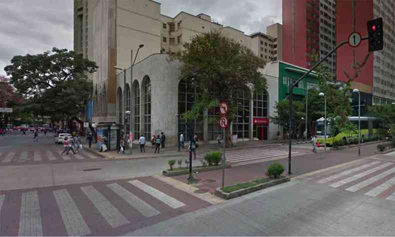 Pessoas que passavam pelo local chamaram a polcia e impediram que a mulher fugisse(foto: Reproduo/Google Street View)