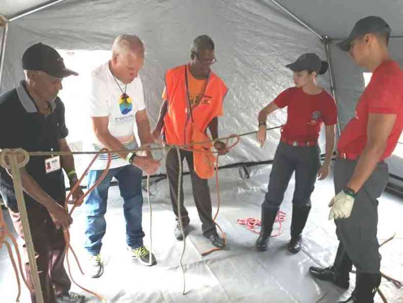 Manuseio de cordas e utilizao de ns tambm foram ensinados no treinamento(foto: Defesa Civil de BH/Divulgao)