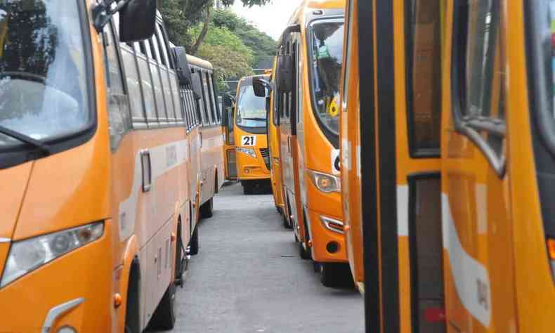 Micronibus do transporte suplementar de Belo Horizonte enfileirados 