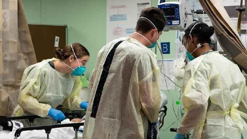 Em testes clínicos, pílula, originalmente desenvolvida para tratar gripe, reduziu risco de hospitalização ou morte pela metade(foto: BBC) Paciente de covid