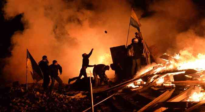 Manifestantes continuam ocupando a praa da independncia, em Kiev(foto: SERGEI SUPINSKY/AFP)