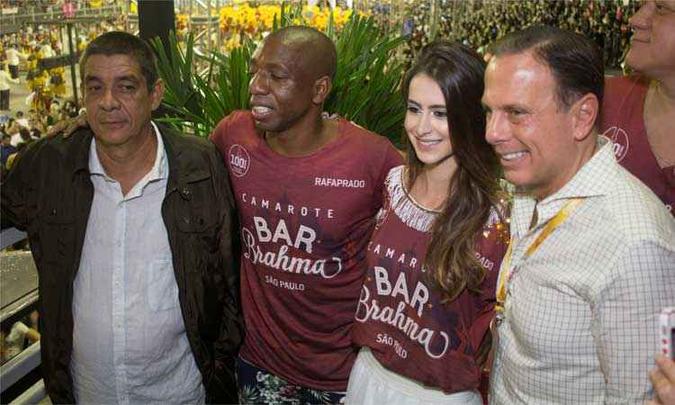 Zeca Pagodinho se deixou fotografar desde que o jogador Amaral ficasse ao seu lado(foto: Eduardo Martins / AGNEWS) Zeca Pagodinho se deixou fotografar desde que o jogador Amaral ficasse ao seu lado(foto: Eduardo Martins / AGNEWS)