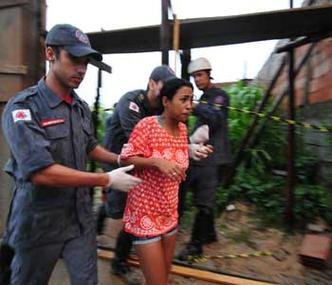 Bombeiros resgatam jovem que sofreu ferimentos leves no desabamento de muro no Bairro Ouro Preto(foto: Alexandre Guzanshe/EM/D.A.Press)