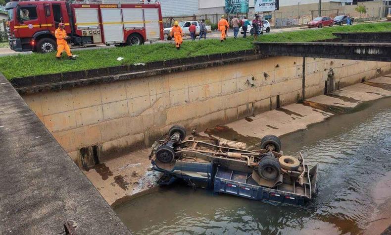 Motorista perdeu o controle da direção e caminhão caiu em córrego em Araxá(foto: Corpo de Bombeiros/Divulgação) caminhão capotado dentro do córrego