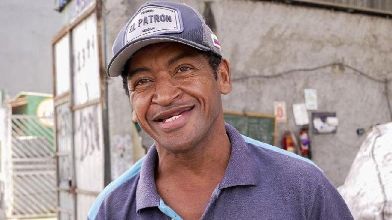 Elias conta que o sonho dele é ter condições para comprar uma casa para a família e pagar estudos para os netos(foto: BBC) Elias sorrindo após entregar material reciclado que coletou nas ruas de Guarulhos