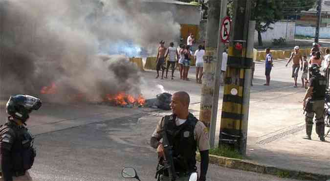 Policiais militares foram para o local para desbloquear a pista, famlias protestam contra reintegrao de posse(foto: Whatsapp Diario de Pernambuco)