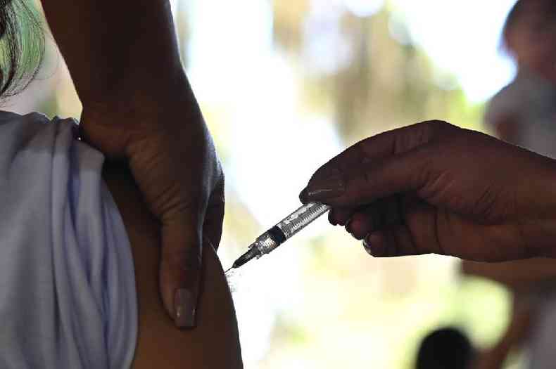 Uma pessoa recebe uma dose da vacina AstraZeneca/Oxford contra a covid-19 na Ilha de Paquet, no Rio de Janeiro