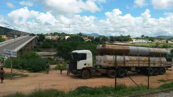 Carretas levam peas para construo da passagem provisria(foto: Polcia Militar/Divulgao)