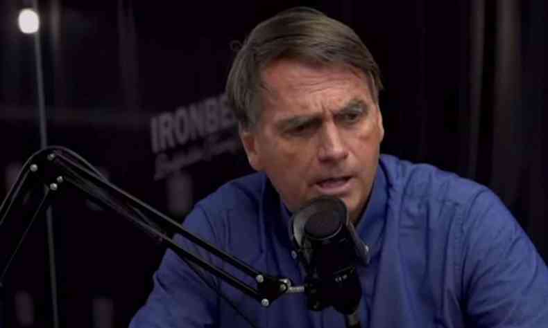 Jair Bolsonaro d entrevista em estdio de podcast