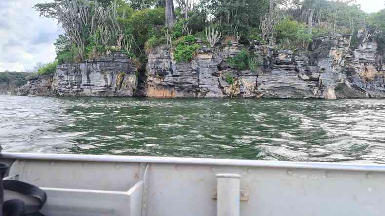 Foto de uma lagoa com pedras ao fundo