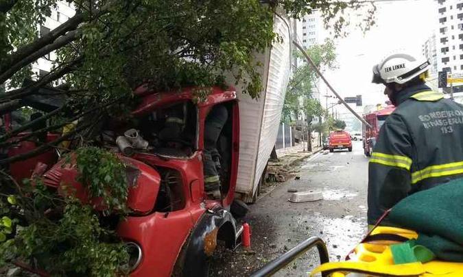 Vítimas foram socorridas em estado estável para o Hospital de Pronto-Socorro João XXIII(foto: Corpo de Bombeiros/ Divulgação ) Vítimas foram socorridas em estado estável para o Hospital de Pronto-Socorro João XXIII(foto: Corpo de Bombeiros/ Divulgação )