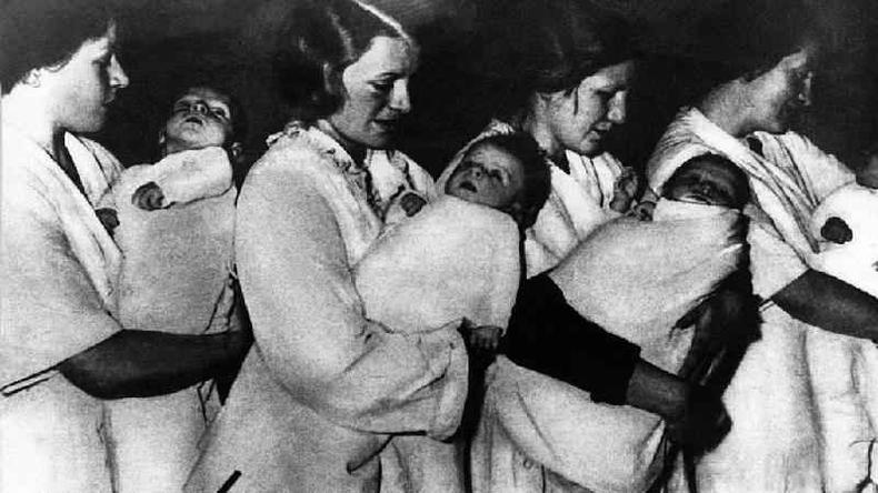 Foto histria de mulheres carregando bebs