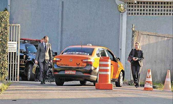 Cristiano Zanin chega para visitar Lula e afirma que seguirá Cristiano Zanin chega para visitar Lula e afirma que seguirá