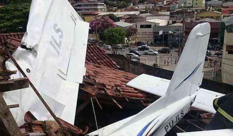 Aeronave cai sobre casa em tentativa de pouso no aeroporto Carlos Prates em 2014 