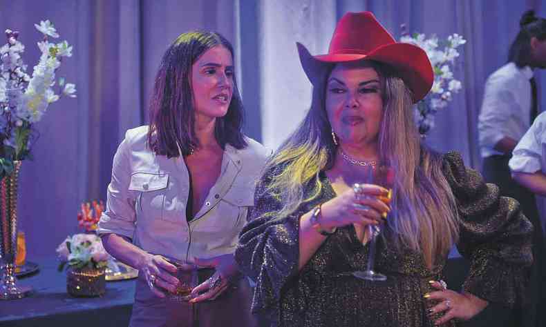 As atrizes Deborah Secco e Fabiana Karla vestidas com roupas country em cena de festa em hensga hits 