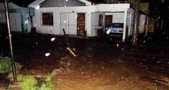 As enchentes arrastaram galhos e levaram sujeira para a cidade(foto: a.c.rodrigues/Divulgao )