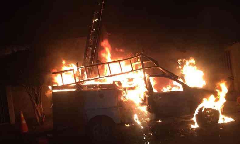 Em uma das ocorrncias, carro da Cemig foi incendiado em Passos, no Sul de Minas(foto: Reproduo da Internet/WhatsApp)