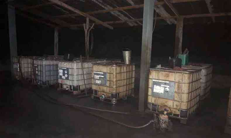 Combustveis estavam em tanques armazenados em rea nos fundos do imvel onde funcionava um bar(foto: Polcia Militar/Divulgao)